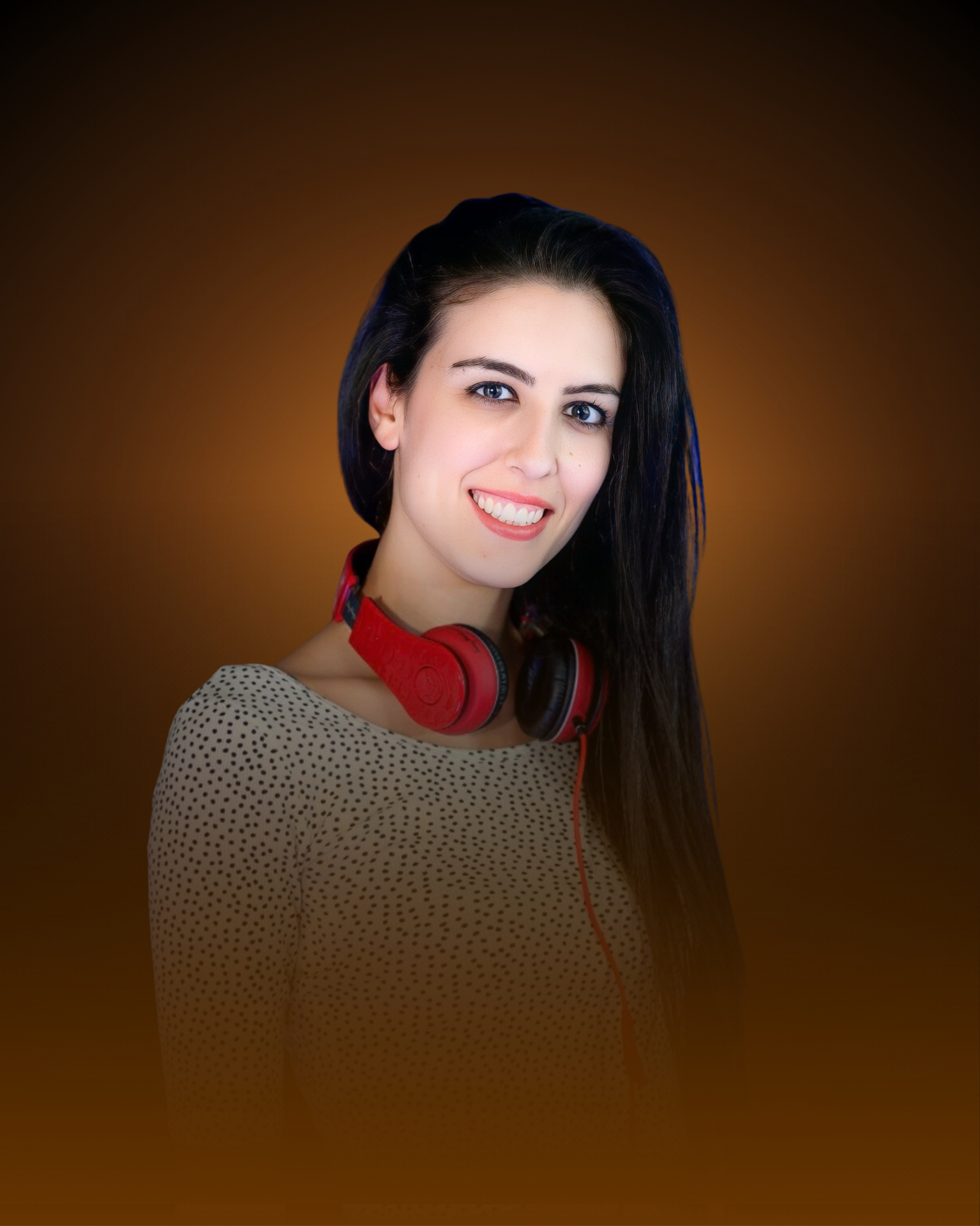 DJ Eleni Nouka performing
